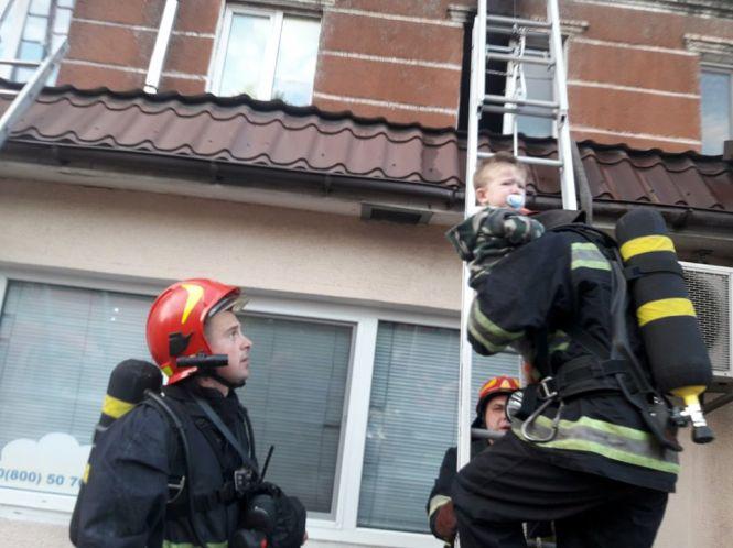 У Хмельницькому горіла багатоповерхівка. Врятували 6 людей (ФОТО, ВІДЕО), фото №5 на сайті vsim.ua