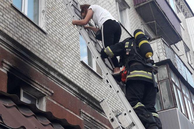 У Хмельницькому горіла багатоповерхівка. Врятували 6 людей (ФОТО, ВІДЕО), фото №3 на сайті vsim.ua