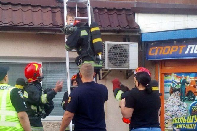 У Хмельницькому горіла багатоповерхівка. Врятували 6 людей (ФОТО, ВІДЕО), фото №2 на сайті vsim.ua