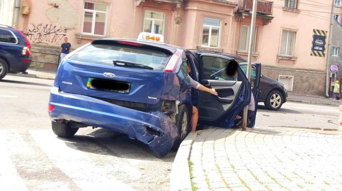 Новини Тернополя - фото з На Бандери - аварія: таксі зіштовхнулось з Audi На Бандери - аварія: таксі зіштовхнулось з Audi, фото №1 на сайті 20minut.ua