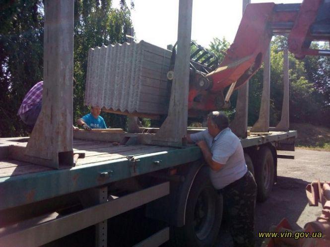 Новини Вінниці - фото з Буревій в області: потерпілих забезпечують шифером та допомагають лагодити дахи Буревій в області: потерпілих забезпечують шифером та допомагають лагодити дахи, фото №2 на сайті 20minut.ua