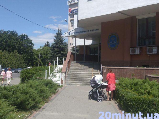 Новини Тернополя - фото з Чи безпечні пандуси у центрі Тернополя: ми поміряли ширину та кут нахилу Чи безпечні пандуси у центрі Тернополя: ми поміряли ширину та кут нахилу, фото №9 на сайті 20minut.ua