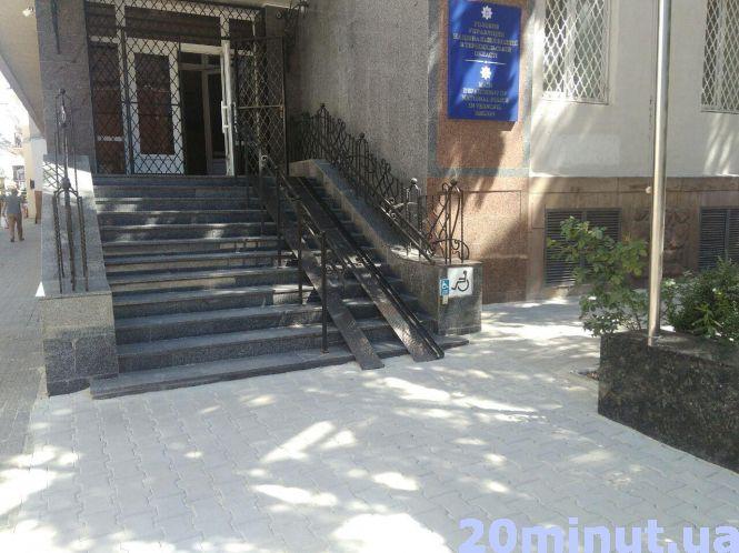 Новини Тернополя - фото з Чи безпечні пандуси у центрі Тернополя: ми поміряли ширину та кут нахилу Чи безпечні пандуси у центрі Тернополя: ми поміряли ширину та кут нахилу, фото №5 на сайті 20minut.ua