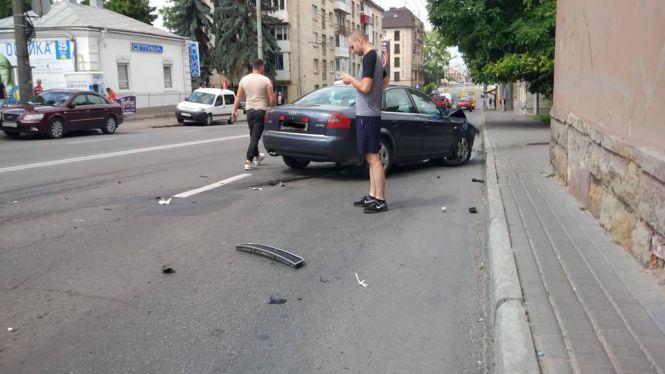 Новини Тернополя - фото з На Бандери - аварія: таксі зіштовхнулось з Audi На Бандери - аварія: таксі зіштовхнулось з Audi, фото №2 на сайті 20minut.ua