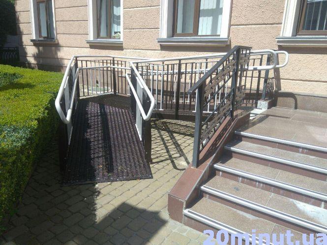 Новини Тернополя - фото з Чи безпечні пандуси у центрі Тернополя: ми поміряли ширину та кут нахилу Чи безпечні пандуси у центрі Тернополя: ми поміряли ширину та кут нахилу, фото №6 на сайті 20minut.ua