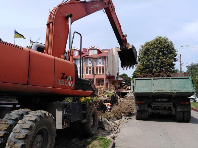 "Люди ходять по дорозі, бо тротуари розриті": що ремонтують на Лесі Українки, фото №1 на сайті 20minut.ua