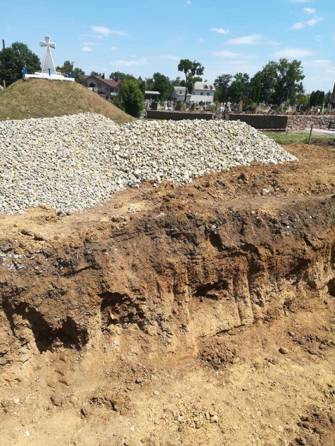 Новини Тернополя - фото з У Чорткові під час будівництва меморіалу знайшли рештки 14 людей івивезли їх на смітник У Чорткові під час будівництва меморіалу знайшли рештки 14 людей івивезли їх на смітник, фото №2 на сайті 20minut.ua
