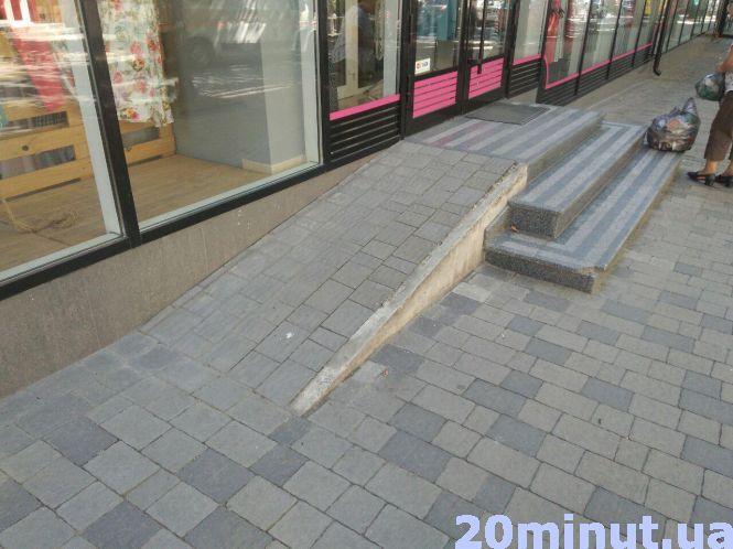 Новини Тернополя - фото з Чи безпечні пандуси у центрі Тернополя: ми поміряли ширину та кут нахилу Чи безпечні пандуси у центрі Тернополя: ми поміряли ширину та кут нахилу, фото №3 на сайті 20minut.ua