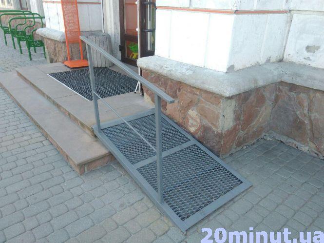 Новини Тернополя - фото з Чи безпечні пандуси у центрі Тернополя: ми поміряли ширину та кут нахилу Чи безпечні пандуси у центрі Тернополя: ми поміряли ширину та кут нахилу, фото №4 на сайті 20minut.ua