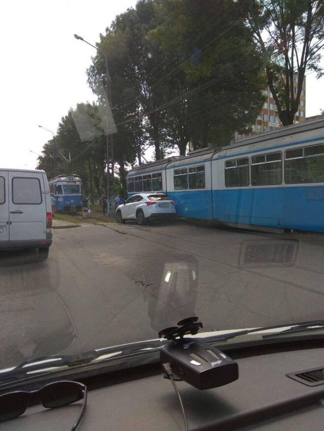 Новини Вінниці - фото з На Хмельницькому шосе зіткнувся Lexus та трамвай На Хмельницькому шосе зіткнувся Lexus та трамвай, фото №1 на сайті 20minut.ua