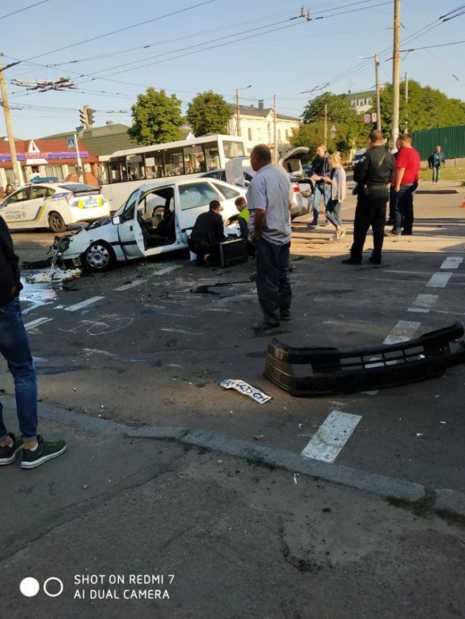 На перехресті Покровської - Грушевського - масштабна аварія, фото №1 на сайті 20minut.ua
