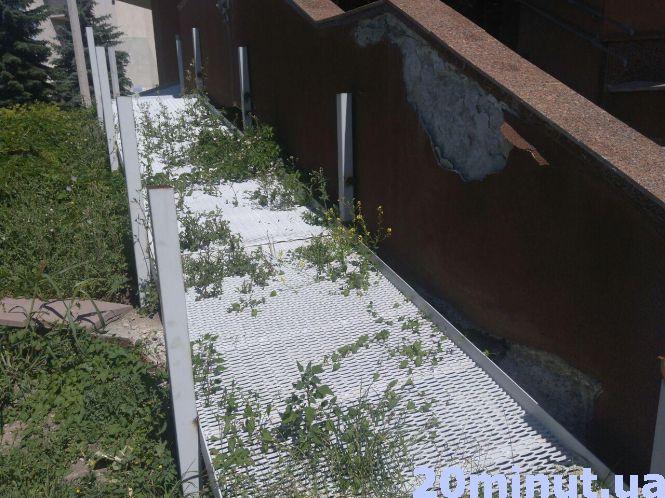 Новини Тернополя - фото з Чи безпечні пандуси у центрі Тернополя: ми поміряли ширину та кут нахилу Чи безпечні пандуси у центрі Тернополя: ми поміряли ширину та кут нахилу, фото №10 на сайті 20minut.ua