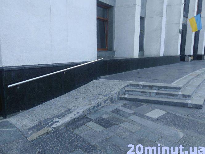 Новини Тернополя - фото з Чи безпечні пандуси у центрі Тернополя: ми поміряли ширину та кут нахилу Чи безпечні пандуси у центрі Тернополя: ми поміряли ширину та кут нахилу, фото №7 на сайті 20minut.ua