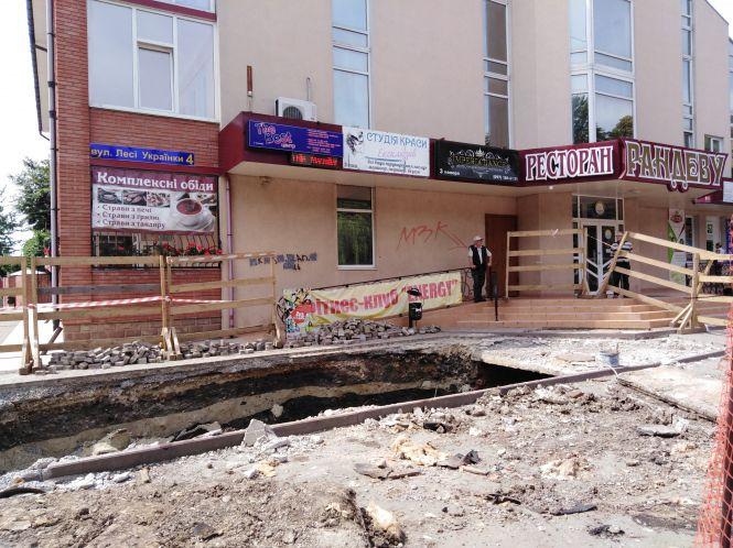 "Люди ходять по дорозі, бо тротуари розриті": що ремонтують на Лесі Українки, фото №2 на сайті 20minut.ua