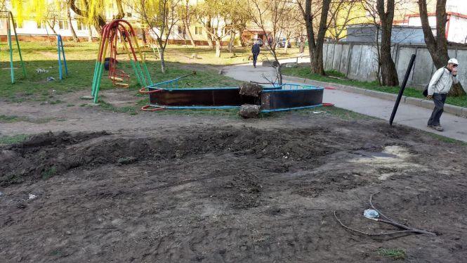 Новини Тернополя - фото з “Ми не хочемо паркану на нашій території”: боротьба за двір на Київській продовжується “Ми не хочемо паркану на нашій території”: боротьба за двір на Київській продовжується, фото №2 на сайті 20minut.ua