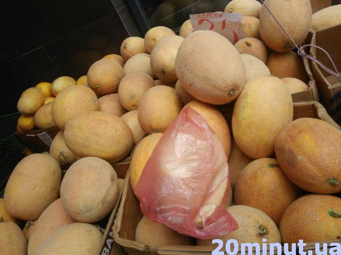 Новини Тернополя - фото з Чи безпечно їсти ранні кавуни та дині з тернопільського ринку Чи безпечно їсти ранні кавуни та дині з тернопільського ринку, фото №2 на сайті 20minut.ua