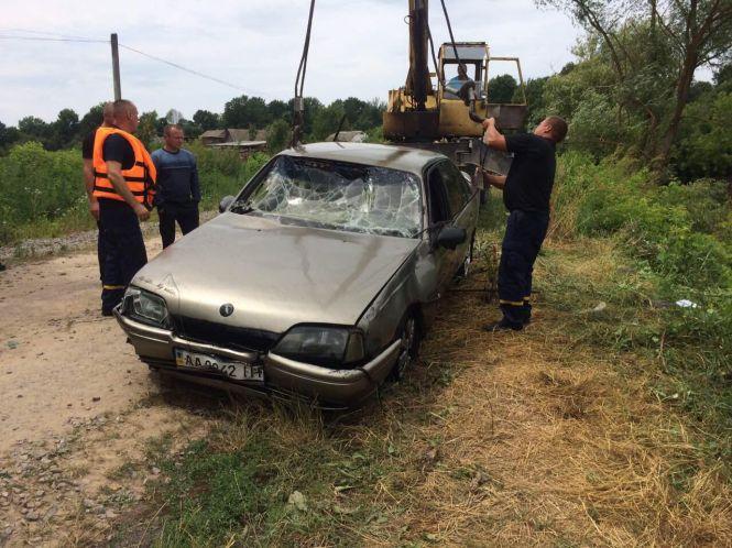 Новини Вінниці - фото з Трагедія біля Бару: п'яний водій злетів у ставок. Загинули хлопець та дівчина Трагедія біля Бару: п'яний водій злетів у ставок. Загинули хлопець та дівчина, фото №2 на сайті 20minut.ua