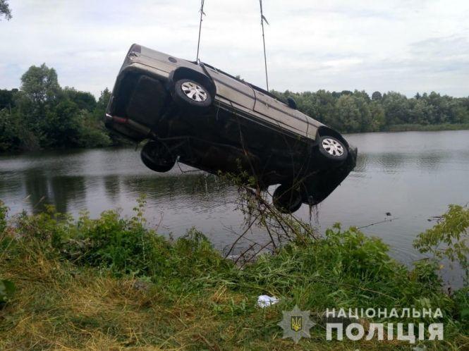 Новини Вінниці - фото з Трагедія біля Бару: п'яний водій злетів у ставок. Загинули хлопець та дівчина Трагедія біля Бару: п'яний водій злетів у ставок. Загинули хлопець та дівчина, фото №6 на сайті 20minut.ua