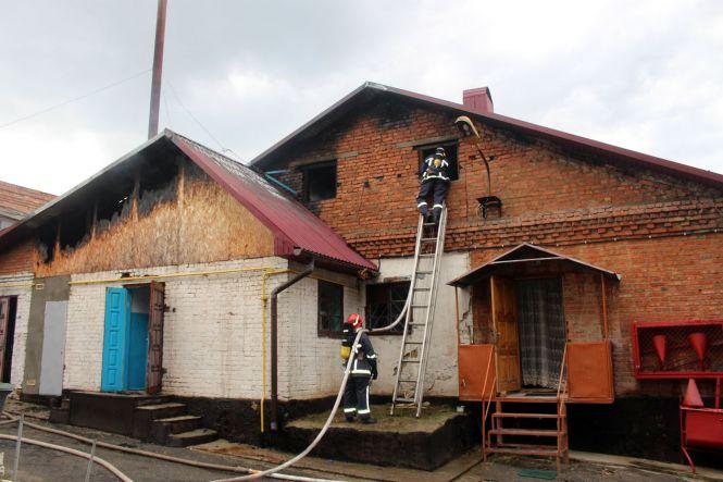 25 рятувальників на 6 машинах гасили пожежу віварію у Хмельницькому (ФОТО), фото №3 на сайті vsim.ua