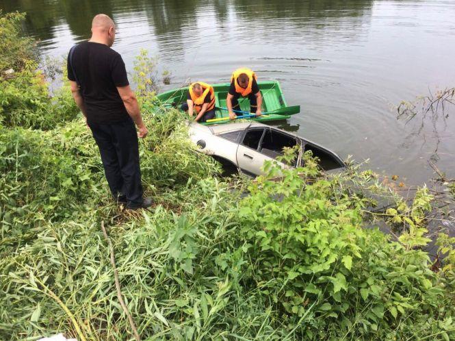Новини Вінниці - фото з Трагедія біля Бару: п'яний водій злетів у ставок. Загинули хлопець та дівчина Трагедія біля Бару: п'яний водій злетів у ставок. Загинули хлопець та дівчина, фото №3 на сайті 20minut.ua