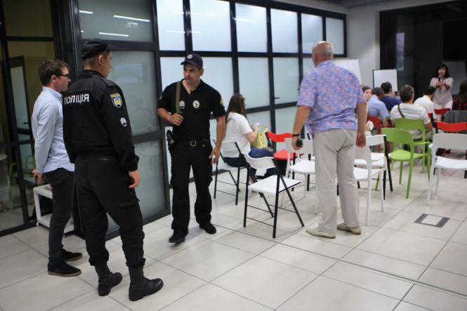 Новини Вінниці - фото з Обговорення перебудови кварталів біля «Спартака» закінчилося викликом поліції Обговорення перебудови кварталів біля «Спартака» закінчилося викликом поліції, фото №8 на сайті 20minut.ua