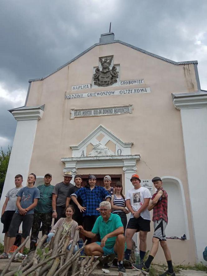Волонтери з Польщі приїхали на Тернопільщину, щоб поприбирати могили своїх предків, фото №1 на сайті 20minut.ua