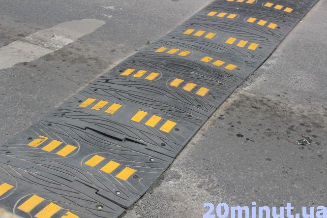 Новини Тернополя - фото з Уже потріскався нещодавно встановлений “лежачий поліцейський” біля школи № 11 Уже потріскався нещодавно встановлений “лежачий поліцейський” біля школи № 11, фото №2 на сайті 20minut.ua