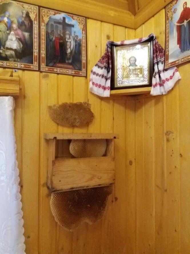 Новини Тернополя - фото з “Вулик-церкву” збудував житель Тернопільщини в себе на подвір’ї “Вулик-церкву” збудував житель Тернопільщини в себе на подвір’ї, фото №3 на сайті 20minut.ua