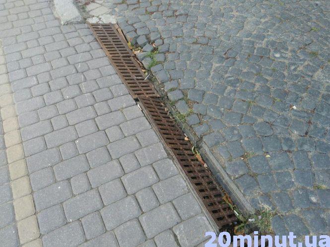 Новини Тернополя - фото з Решітки водовідвідної системи на Театралці провалюються: коли проведуть ремонт Решітки водовідвідної системи на Театралці провалюються: коли проведуть ремонт, фото №2 на сайті 20minut.ua