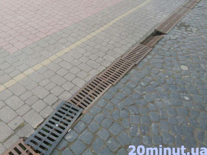 Новини Тернополя - фото з Решітки водовідвідної системи на Театралці провалюються: коли проведуть ремонт Решітки водовідвідної системи на Театралці провалюються: коли проведуть ремонт, фото №1 на сайті 20minut.ua