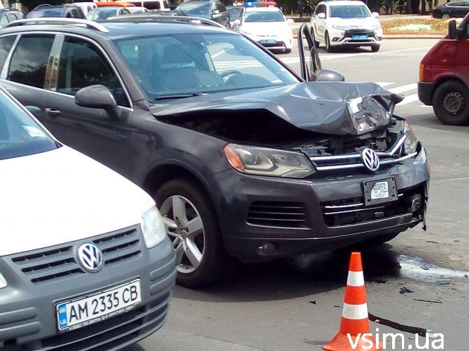 Новини Хмельницького - фото з Авто з молодятами потрапило в ДТП біля філармонії (ФОТО, ВІДЕО) Авто з молодятами потрапило в ДТП біля філармонії (ФОТО, ВІДЕО), фото №4 на сайті vsim.ua