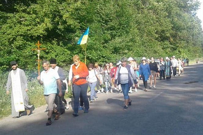 150 кілометрів за 4 дні. Дві сотні хмельничан пішки йдуть до Зарваниці, де молитимуться за мир, фото №1 на сайті vsim.ua