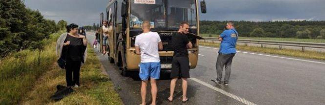 Біля Житомира задимівся автобус з пасажирами, які їхали до Рівного, фото №1 на сайті 20minut.ua