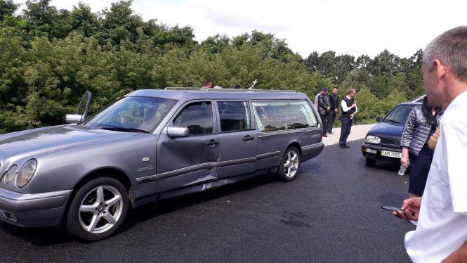 Катафалк з труною потрапив в аварію: про незвичну аварію під Вороновицею, фото №1 на сайті 20minut.ua