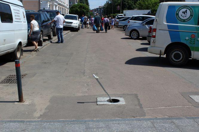 Новини Житомира - фото з Вулиця Михайлівська в Житомирі перетворюється на стоянку для автомобілів Вулиця Михайлівська в Житомирі перетворюється на стоянку для автомобілів, фото №1 на сайті 20minut.ua