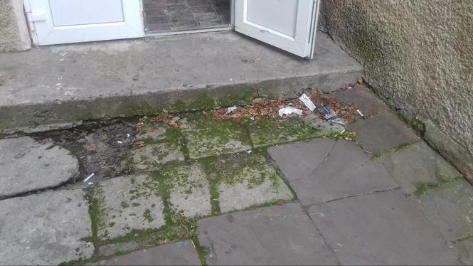 Новини Тернополя - фото з У Заліщиках на території школи знайшли шприци і ампули. Як діяти, щоб не заразитися У Заліщиках на території школи знайшли шприци і ампули. Як діяти, щоб не заразитися, фото №1 на сайті 20minut.ua