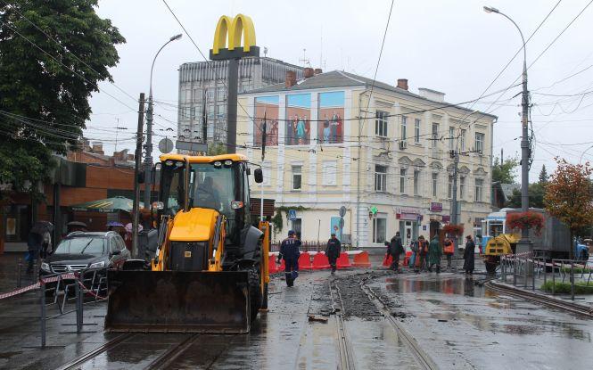 В центре Винницы около "МакДональдса" разобрали трамвайные пути (Фото)