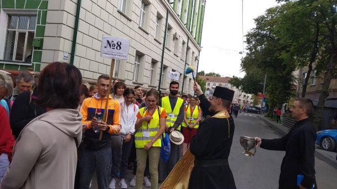Новини Тернополя - фото з "Не страшні ні дощ, ні втома": сотні тернополян вирушили у пішу прощу до Зарваниці "Не страшні ні дощ, ні втома": сотні тернополян вирушили у пішу прощу до Зарваниці, фото №2 на сайті 20minut.ua