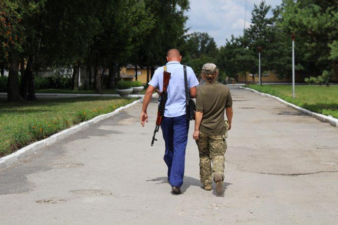 Новини Тернополя - фото з "Їду на схід. Але з нашими хлопцями нічого не страшно ": тернопільські службовці поїхали на війну "Їду на схід. Але з нашими хлопцями нічого не страшно ": тернопільські службовці поїхали на війну, фото №4 на сайті 20minut.ua