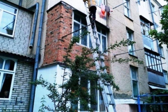 На Ватутіна 22-річна вінничанка впала в яму. Діставали потерпілу рятувальники, фото №1 на сайті 20minut.ua