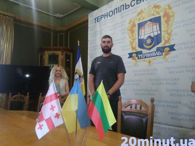 2000 кілометрів пішки: у Тернопіль завітав грузин литовського походження, який хоче створити «міст дружби», фото №1 на сайті 20minut.ua
