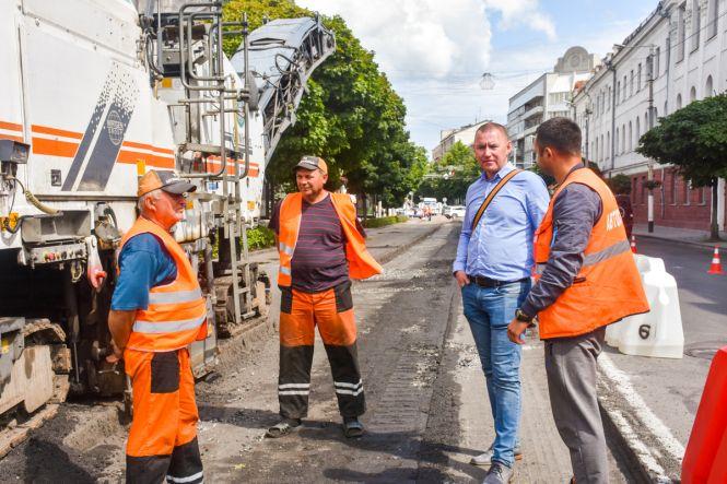 Новини Житомира - фото з На Великій Бердичівській стартував капітальний ремонт: наразі зрізають старе асфальтове покриття На Великій Бердичівській стартував капітальний ремонт: наразі зрізають старе асфальтове покриття, фото №1 на сайті 20minut.ua