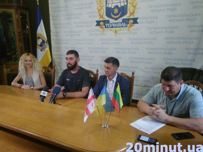 2000 кілометрів пішки: у Тернопіль завітав грузин литовського походження, який хоче створити «міст дружби», фото №2 на сайті 20minut.ua