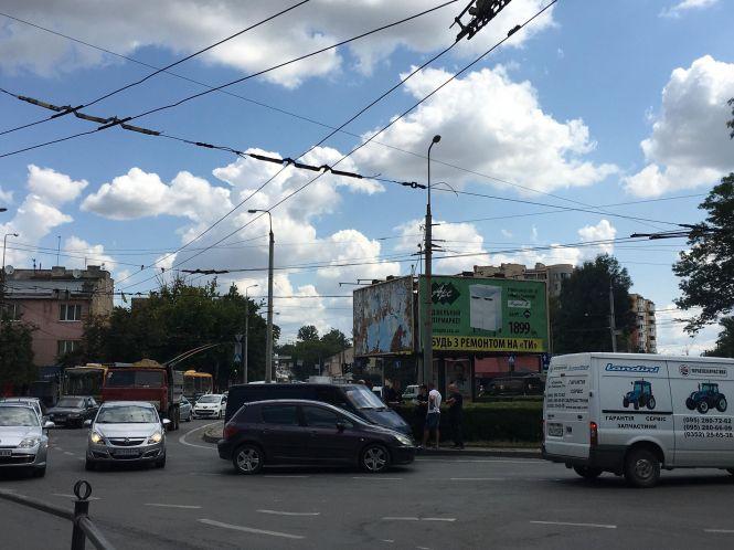 Новини Тернополя - фото з На Збаразькій ДТП: зіштовхнулись дві автівки На Збаразькій ДТП: зіштовхнулись дві автівки, фото №1 на сайті 20minut.ua