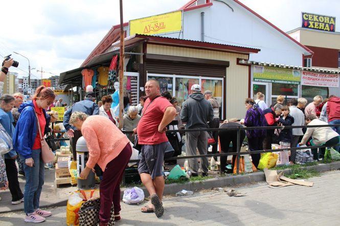 Новини Тернополя - фото з Бруд та мухи: що продають на стихійних ринках у Тернополі. Перевірили журналісти "20 хвилин" Бруд та мухи: що продають на стихійних ринках у Тернополі. Перевірили журналісти "20 хвилин", фото №3 на сайті 20minut.ua