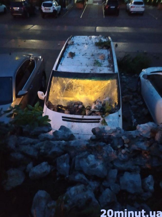 Новини Тернополя - фото з Вночі біля "Глобуса" поліцейські врізались в паркан. Той посипався і пошкодив кілька авто Вночі біля "Глобуса" поліцейські врізались в паркан. Той посипався і пошкодив кілька авто, фото №5 на сайті 20minut.ua
