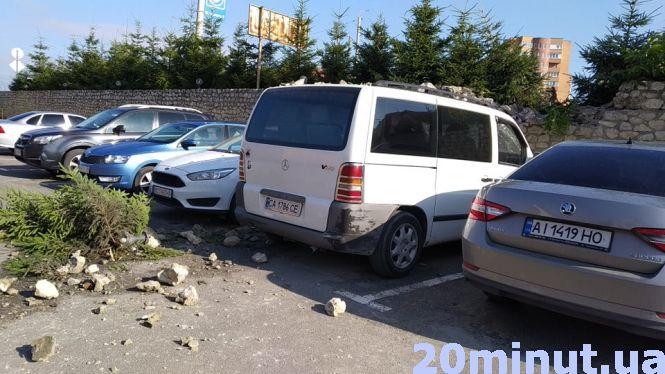 Новини Тернополя - фото з Вночі біля "Глобуса" поліцейські врізались в паркан. Той посипався і пошкодив кілька авто Вночі біля "Глобуса" поліцейські врізались в паркан. Той посипався і пошкодив кілька авто, фото №1 на сайті 20minut.ua