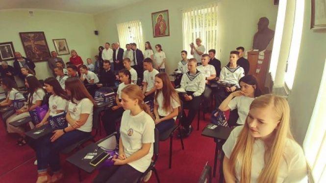 Новини Тернополя - фото з На Тернопільщині волонтери зі США та Канади безкоштовно навчають дітей англійської мови На Тернопільщині волонтери зі США та Канади безкоштовно навчають дітей англійської мови, фото №1 на сайті 20minut.ua