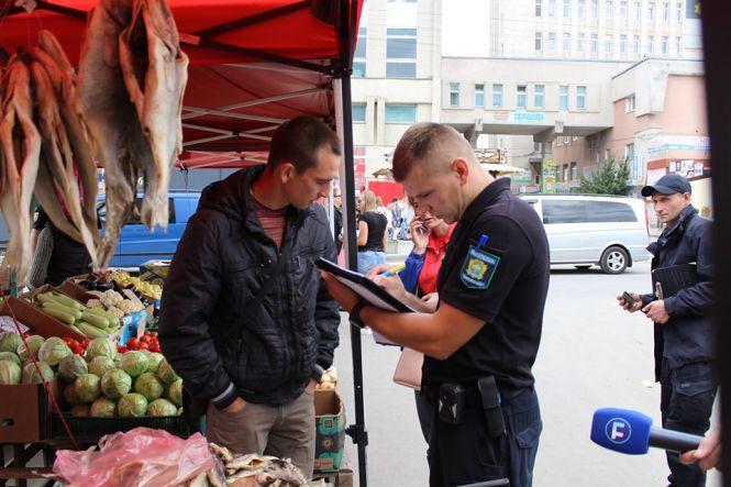Новини Тернополя - фото з Бруд та мухи: що продають на стихійних ринках у Тернополі. Перевірили журналісти "20 хвилин" Бруд та мухи: що продають на стихійних ринках у Тернополі. Перевірили журналісти "20 хвилин", фото №2 на сайті 20minut.ua