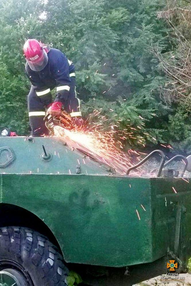 Як тернопільські рятувальники визволяли маленьке кошеня, фото №2 на сайті 20minut.ua